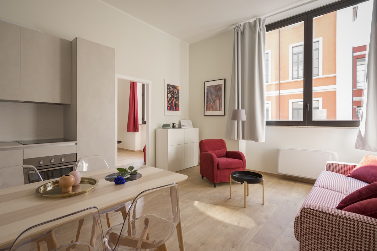 Sala de estar luminosa de apartamento moderno
